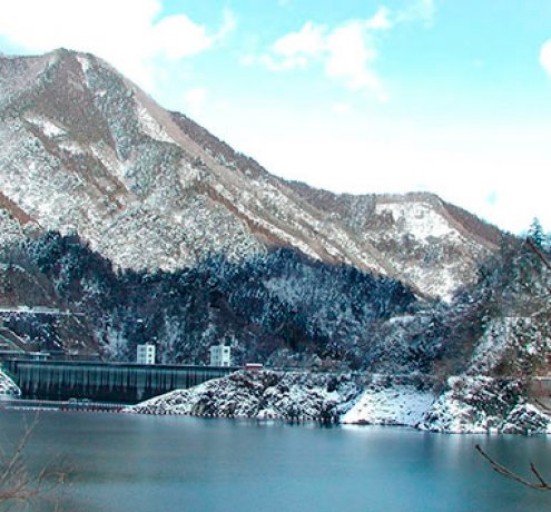 奥多摩湖を取り巻く山々の冬