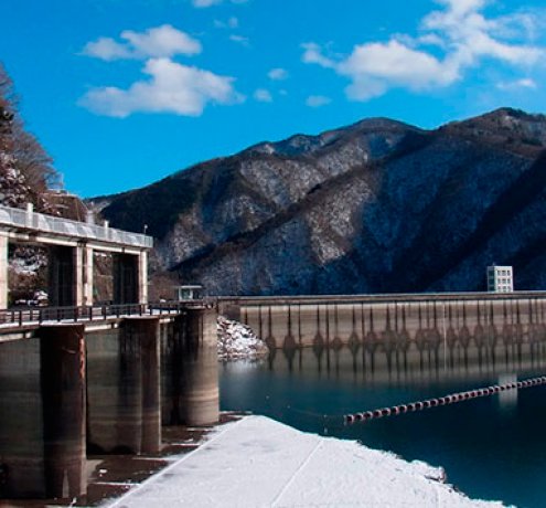 奥多摩湖を取り巻く山々の冬